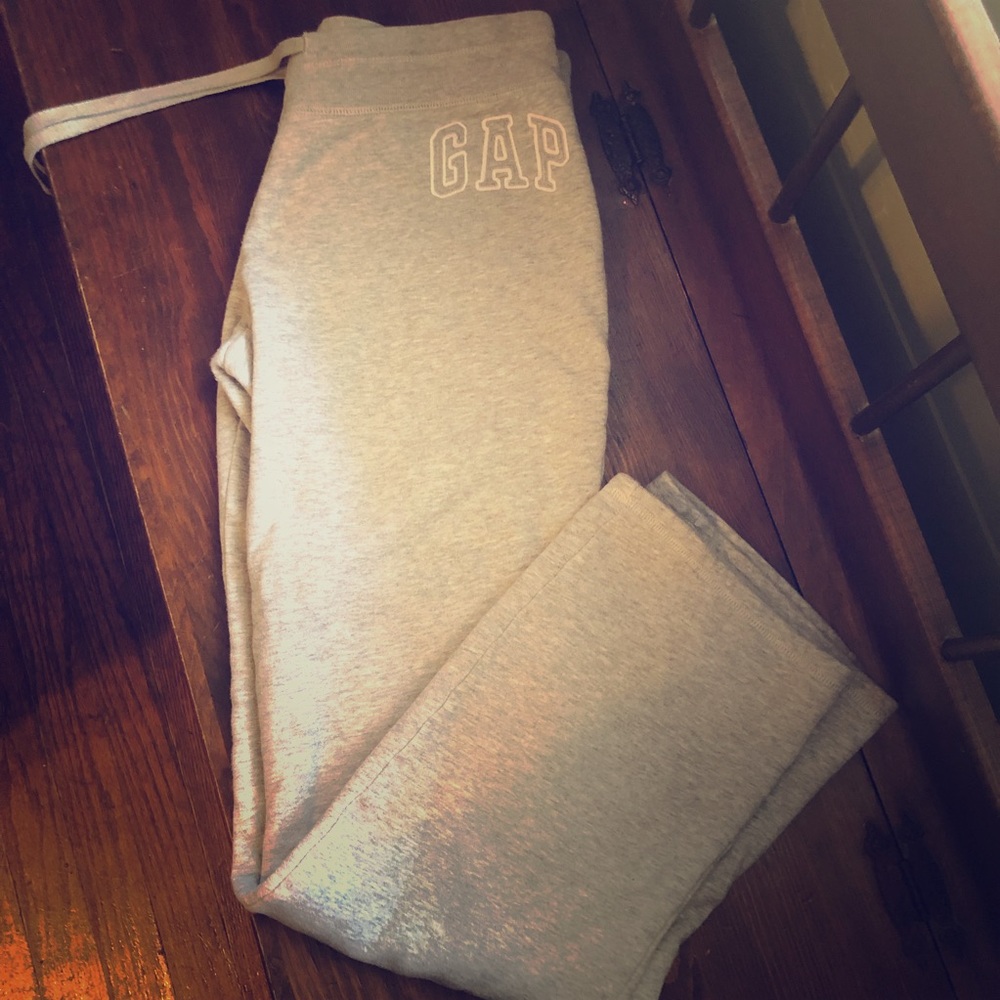 WOMENS GAP SWEATS 🎋